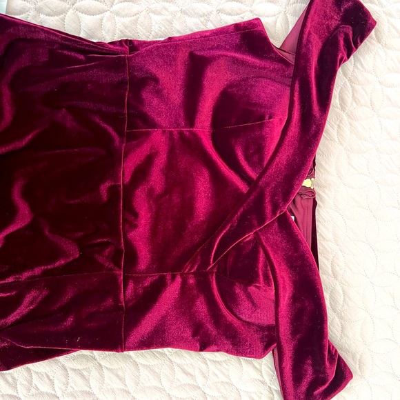 Up shoulder premier amour valves dress - Picture 2 of 3